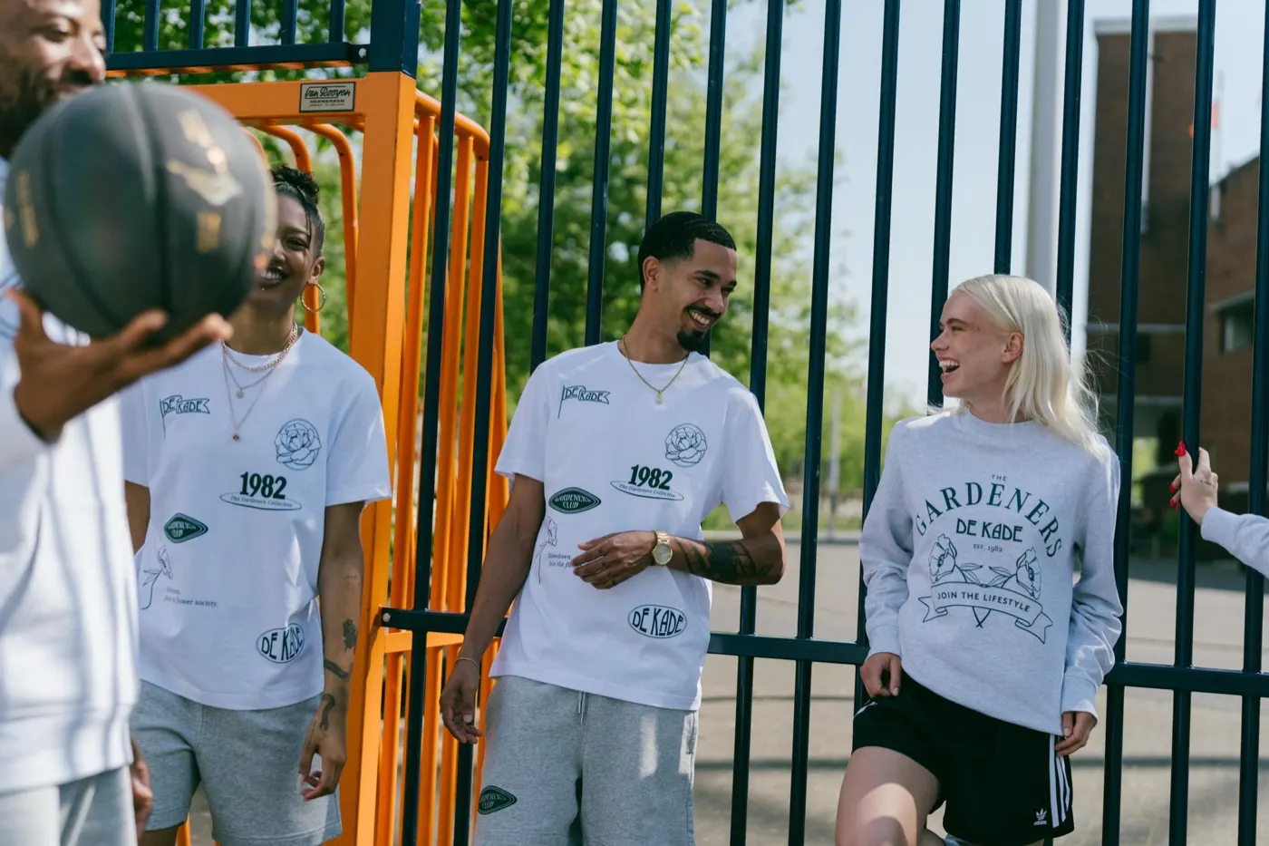 Friends in De Kade Boutique longsleeves at the basketball court